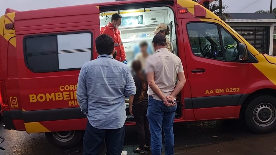 Adolescente de 15 anos fica ferido em batida entre bicicleta elétrica e carro no Bairro Santa Cruz