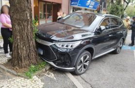 Idosa quase tem pé arrancado após ser atropelada por SUV que invadiu calçada