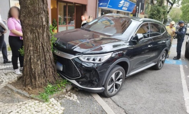Idosa quase tem pé arrancado após ser atropelada por SUV que invadiu calçada Imagem referente a Idosa quase tem pé arrancado após ser atropelada por SUV que invadiu calçada