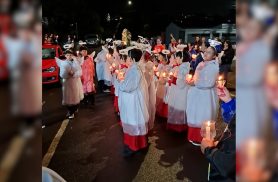 Terço Luminoso reúne fiéis em abraço à UOPECCAN em Cascavel