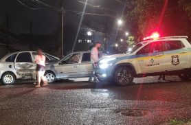 Forte impacto entre dois carros mobiliza a Transitar em Cascavel