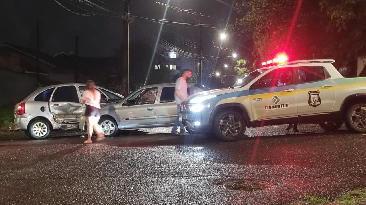 Forte impacto entre dois carros mobiliza a Transitar em Cascavel