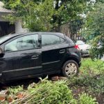Imagem relativa a Batida violenta lança carro contra muro de residência e deixa homem ferido em Santa Helena