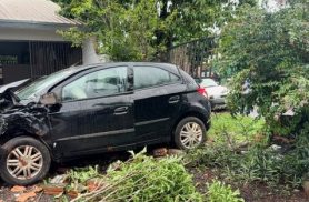 Batida violenta lança carro contra muro de residência e deixa homem ferido em Santa Helena