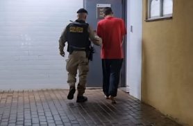 Homem de 28 anos causa destruição na casa dos pais e mobiliza PM no São Cristóvão, em Cascavel