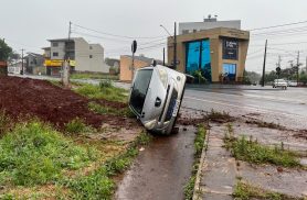 Condutora não consegue fazer a curva e Peugeot tomba na Rua Cuiabá