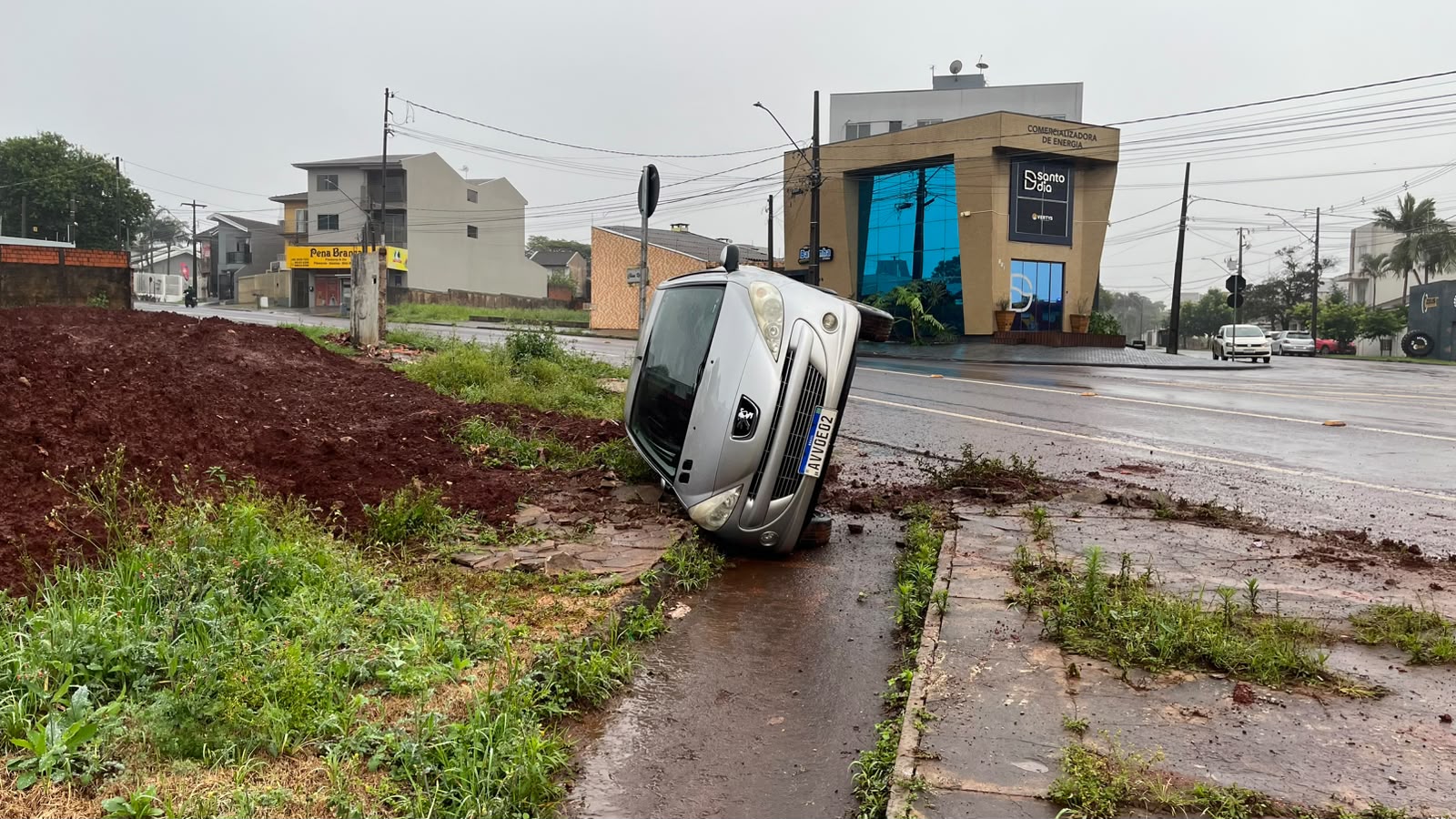 Condutora não consegue fazer a curva e Peugeot tomba na Rua Cuiabá