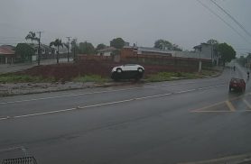 Vídeo mostra carro rodando na Rua Cuiabá e tombado ao bater em meio-fio