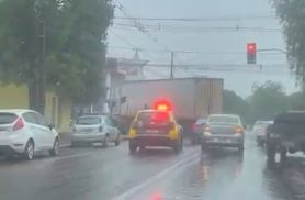 Vídeo mostra perseguição policial a caminhão que bateu em carros em Cascavel