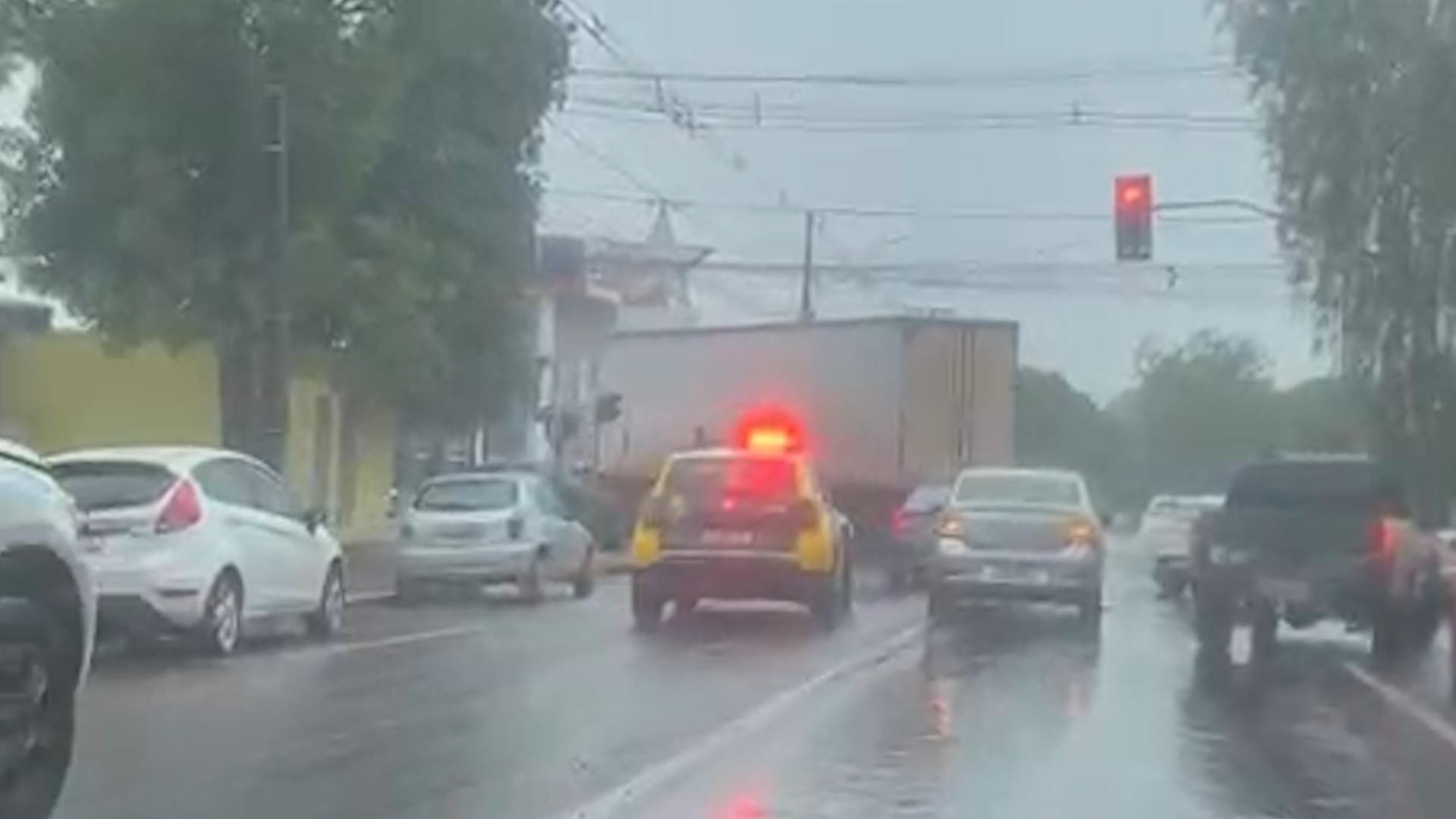 Vídeo mostra perseguição policial a caminhão que bateu em carros em Cascavel