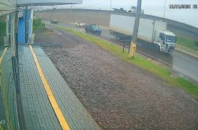 Câmera registra caminhão perseguido por nove viaturas na marginal da BR-277 em Cascavel