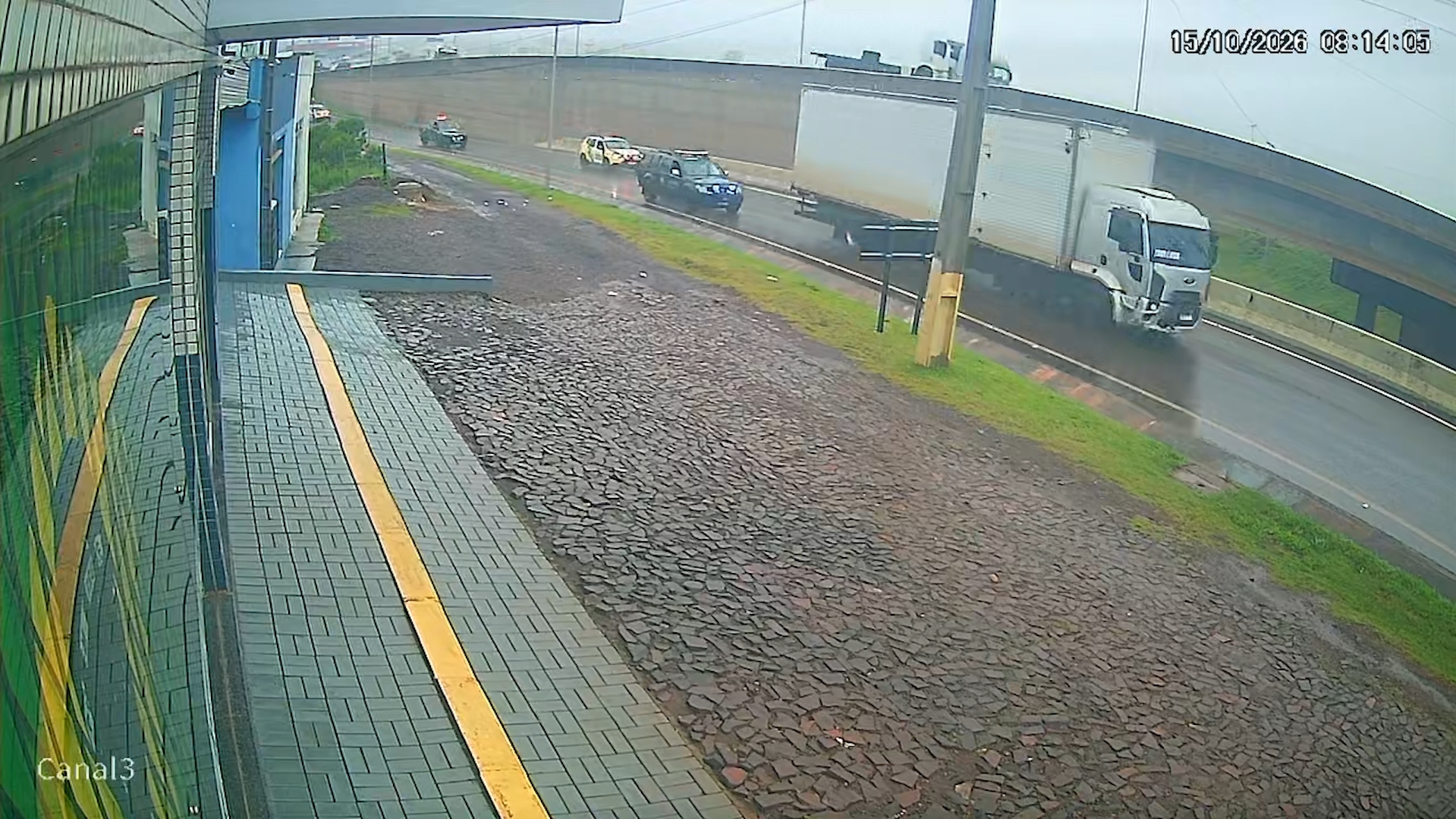 Câmera registra caminhão perseguido por nove viaturas na marginal da BR-277 em Cascavel