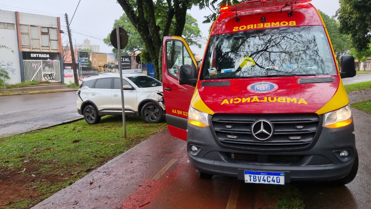Caminhão envolvido em perseguição policial se envolve em acidente e deixa criança ferida na Avenida Tancredo Neves