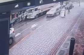 Câmera registra perseguição policial a caminhão na Avenida Carlos Gomes em Cascavel