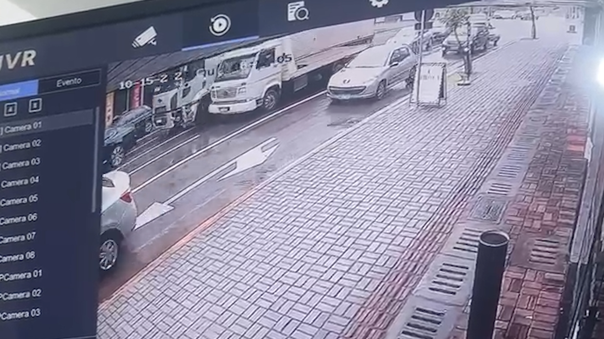 Câmera registra perseguição policial a caminhão na Avenida Carlos Gomes em Cascavel