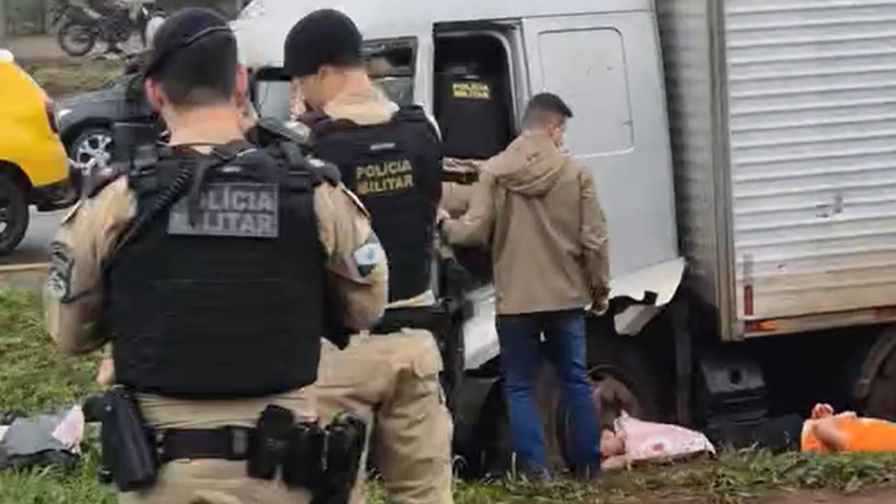 Novo vídeo mostra caminhão parado na BR-277 e várias viaturas após perseguição em Cascavel