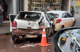 Caminhão em fuga atinge Gol e Ka e deixa carros bastante danificados no Centro de Cascavel