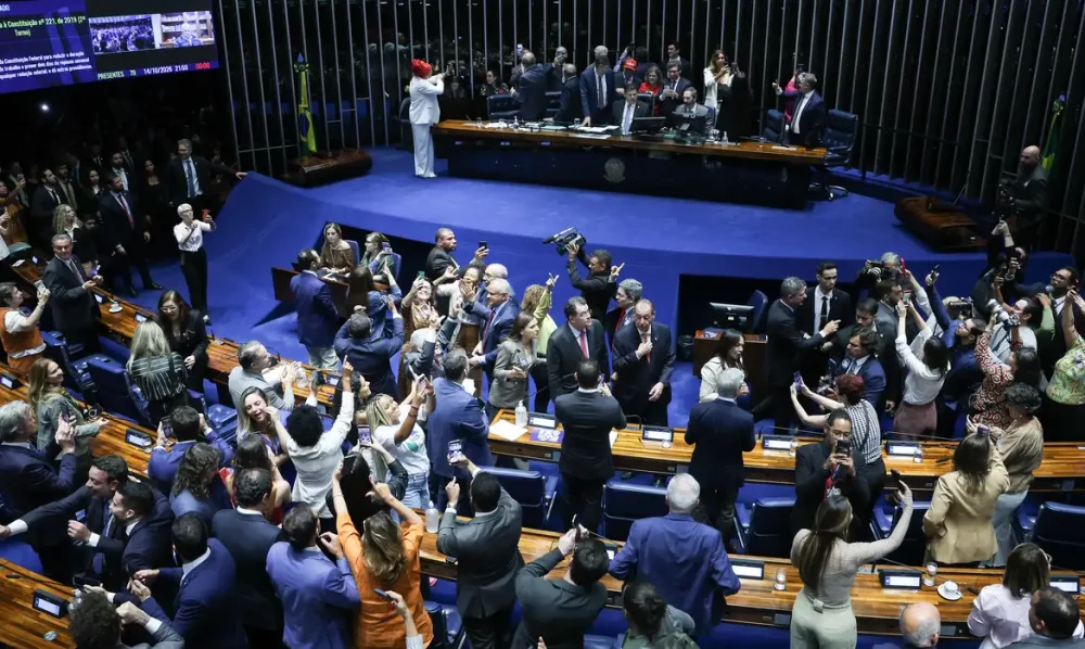 Imprensa estrangeira vê vitória de Lula em aprovação do fim da 6x1 Imagem referente a Imprensa estrangeira vê vitória de Lula em aprovação do fim da 6x1