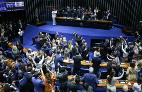 Imprensa estrangeira vê vitória de Lula em aprovação do fim da 6x1 Imprensa estrangeira vê vitória de Lula em aprovação do fim da 6x1