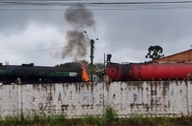 Caminhão espargidor de piche pega fogo em imóvel próximo à Expovel, em Cascavel