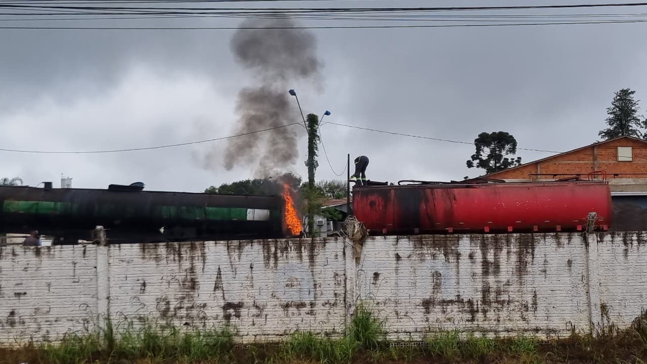 Caminhão espargidor de piche pega fogo em imóvel próximo à Expovel, em Cascavel