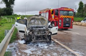 Kwid pega fogo após luzes do painel piscarem na BR-163 em Cascavel Kwid pega fogo após luzes do painel piscarem na BR-163 em Cascavel