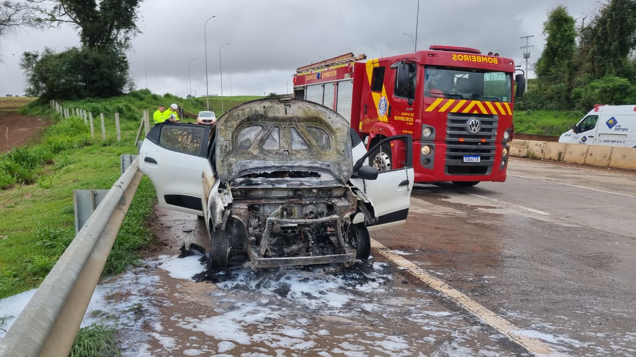 Kwid pega fogo após luzes do painel piscarem na BR-163 em Cascavel