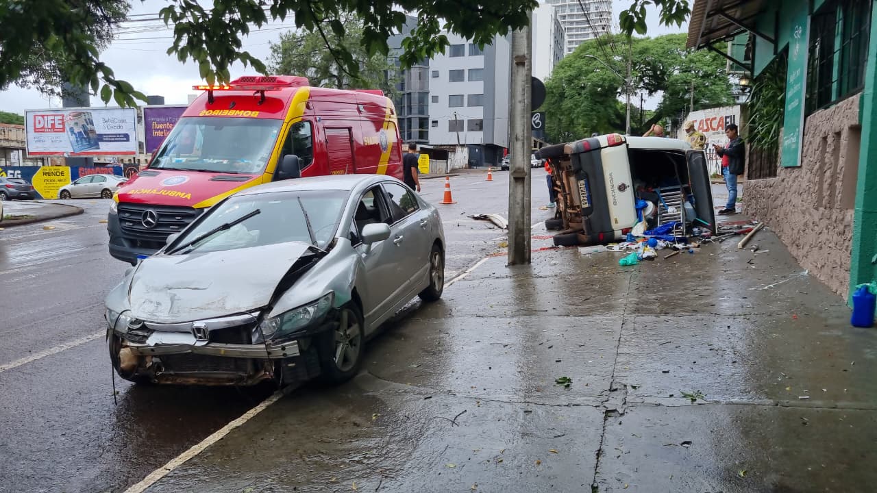 Fiat Strada tomba após colisão com Civic no Centro de Cascavel