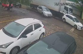 Câmera flagra caminhão arrastando veículos durante perseguição policial em Cascavel