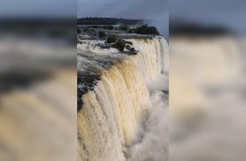 Cataratas do Iguaçu têm vazão elevada após chuvas; drone mostra força das águas Cataratas do Iguaçu têm vazão elevada após chuvas; drone mostra força das águas