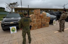 BPFRON e Polícia Federal apreendem 800 pacotes de cigarros contrabandeados em área rural de Mercedes BPFRON e Polícia Federal apreendem 800 pacotes de cigarros contrabandeados em área rural de Mercedes