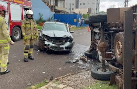 Utilitário tomba após colisão com Siena no Pioneiros Catarinenses Utilitário tomba após colisão com Siena no Pioneiros Catarinenses