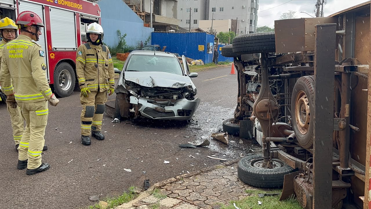 Utilitário tomba após colisão com Siena no Pioneiros Catarinenses