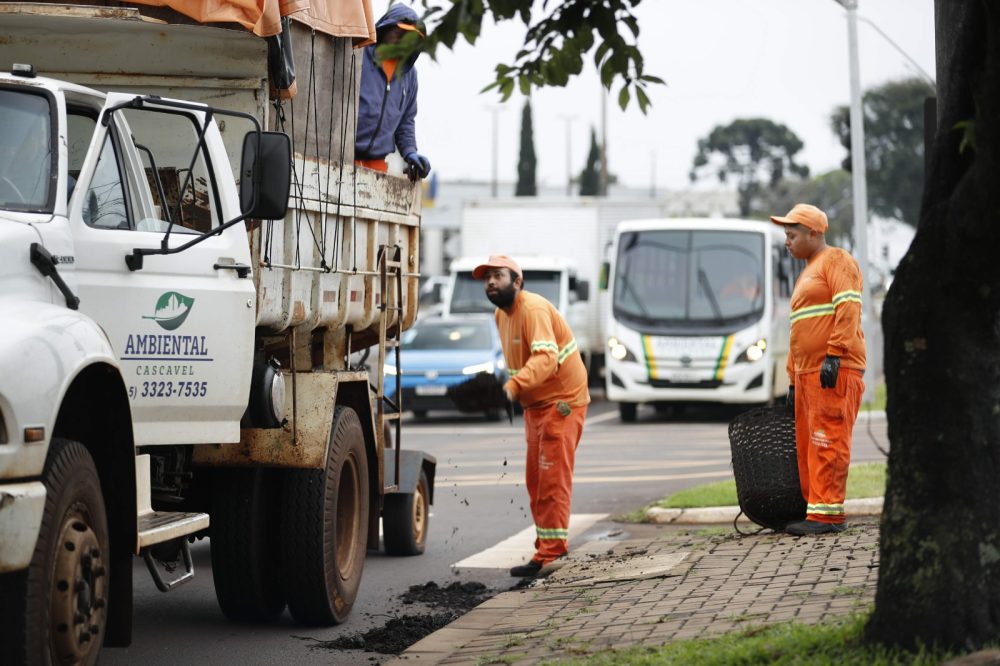 Imagem referente a Prefeitura faz força-tarefa para desobstruir bueiros e minimizar impactos das chuvas em Cascavel