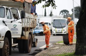 Prefeitura faz força-tarefa para desobstruir bueiros e minimizar impactos das chuvas em Cascavel Prefeitura faz força-tarefa para desobstruir bueiros e minimizar impactos das chuvas em Cascavel