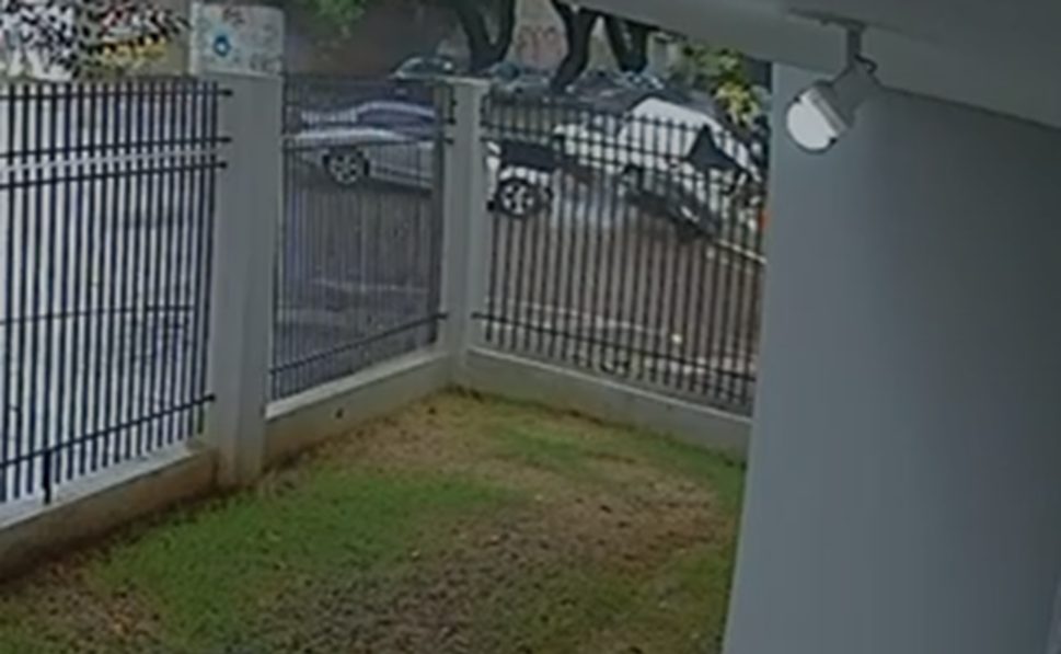 Imagem de câmera flagra Fiat Strada cruzando preferencial antes de acidente com Civic em Cascavel