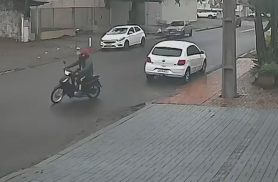 Chegou de caminhonete e saiu com Biz: Homem é flagrado furtando moto no Bairro Coqueiral