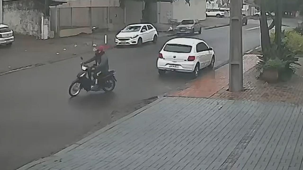 Chegou de caminhonete e saiu com Biz: Homem é flagrado furtando moto no Bairro Coqueiral