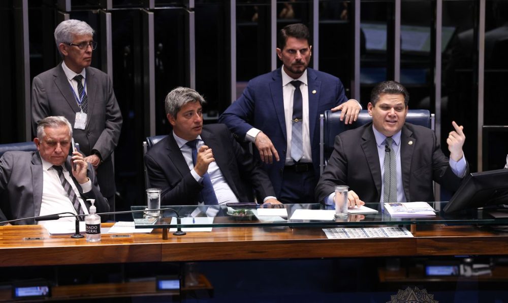 Imagem referente a Alcolumbre retira PEC da Segurança Pública da pauta do Senado