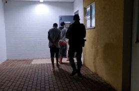 Ação do Pelotão de Choque resulta em quatro pessoas abordadas com drogas no Bairro Cascavel Velho