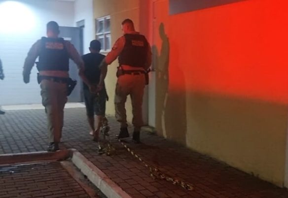Homem de 35 anos é detido após agredir o pai e a mãe no bairro Santa Felicidade, em Cascavel