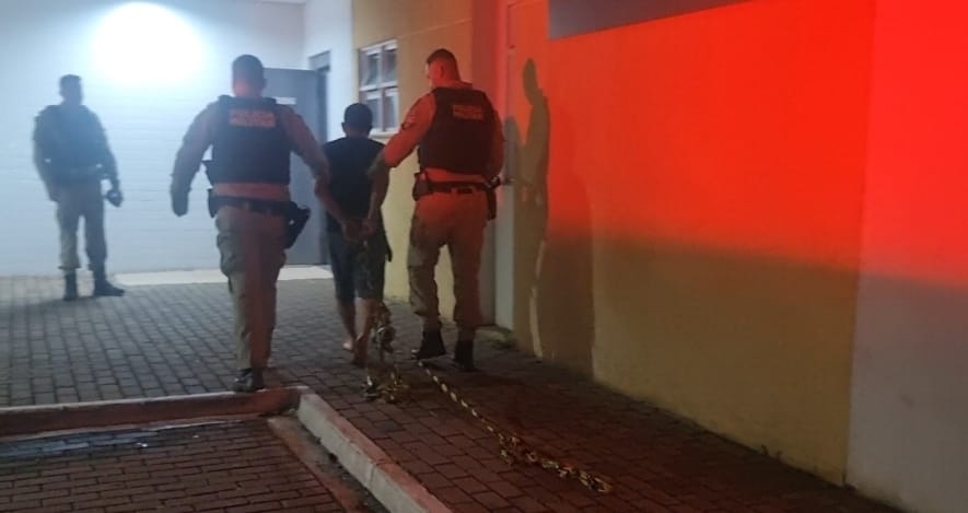 Homem de 35 anos é detido após agredir o pai e a mãe no bairro Santa Felicidade, em Cascavel