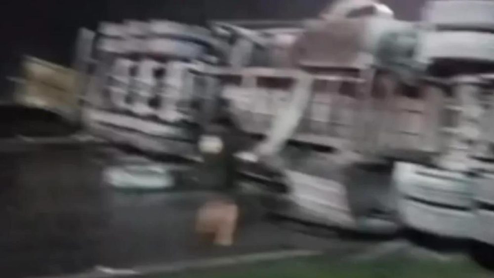 Imagem referente a Acidente entre três carretas provoca fila de 25 quilômetros na BR-376, em Guaratuba