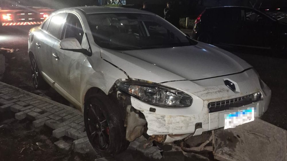 Falha nos freios faz motorista atingir portão de obra e moto estacionada em Cascavel Imagem referente a Falha nos freios faz motorista atingir portão de obra e moto estacionada em Cascavel