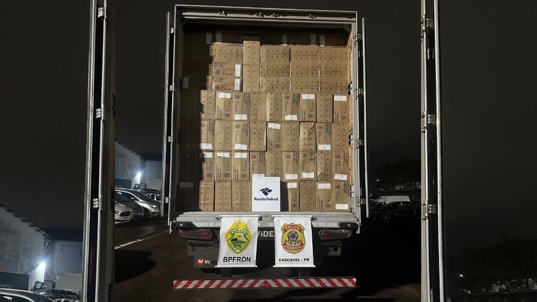 PF, Receita Federal e BPFron apreendem mil caixas de cigarros em caminhão em Cascavel