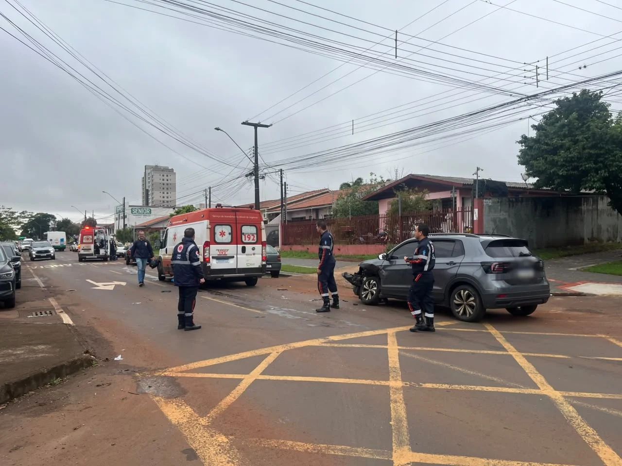 Astra e T-Cross batem em frente da base do SAMU; Condutor é socorrido