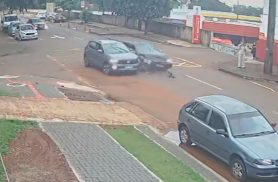 Câmera flagra batida entre dois carros no Bairro Pioneiros Catarinenses Câmera flagra batida entre dois carros no Bairro Pioneiros Catarinenses