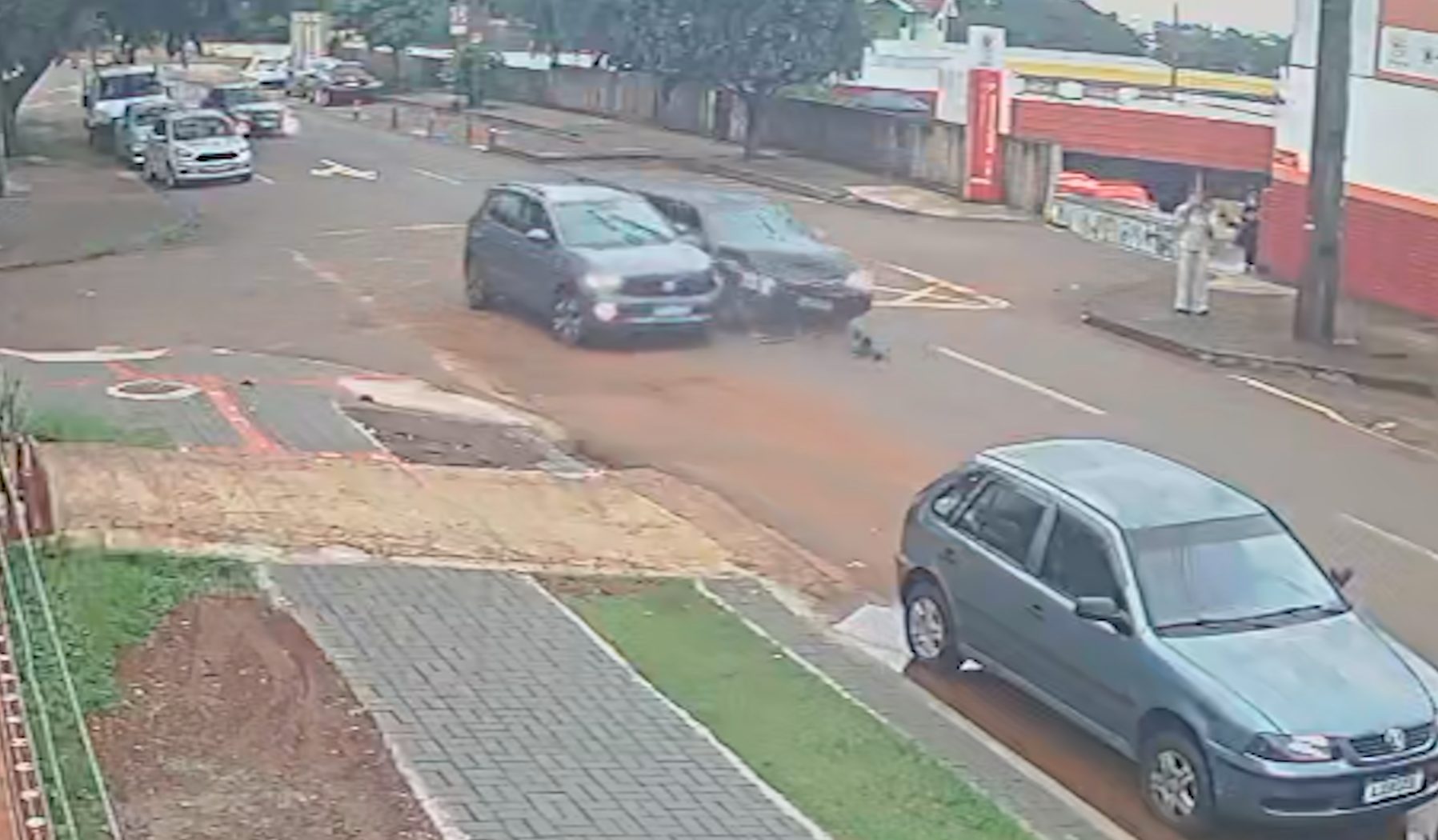 Câmera flagra batida entre dois carros no Bairro Pioneiros Catarinenses