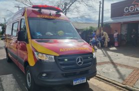 Três pessoas na mesma moto resulta em acidente no bairro Tarumã, em Cascavel
