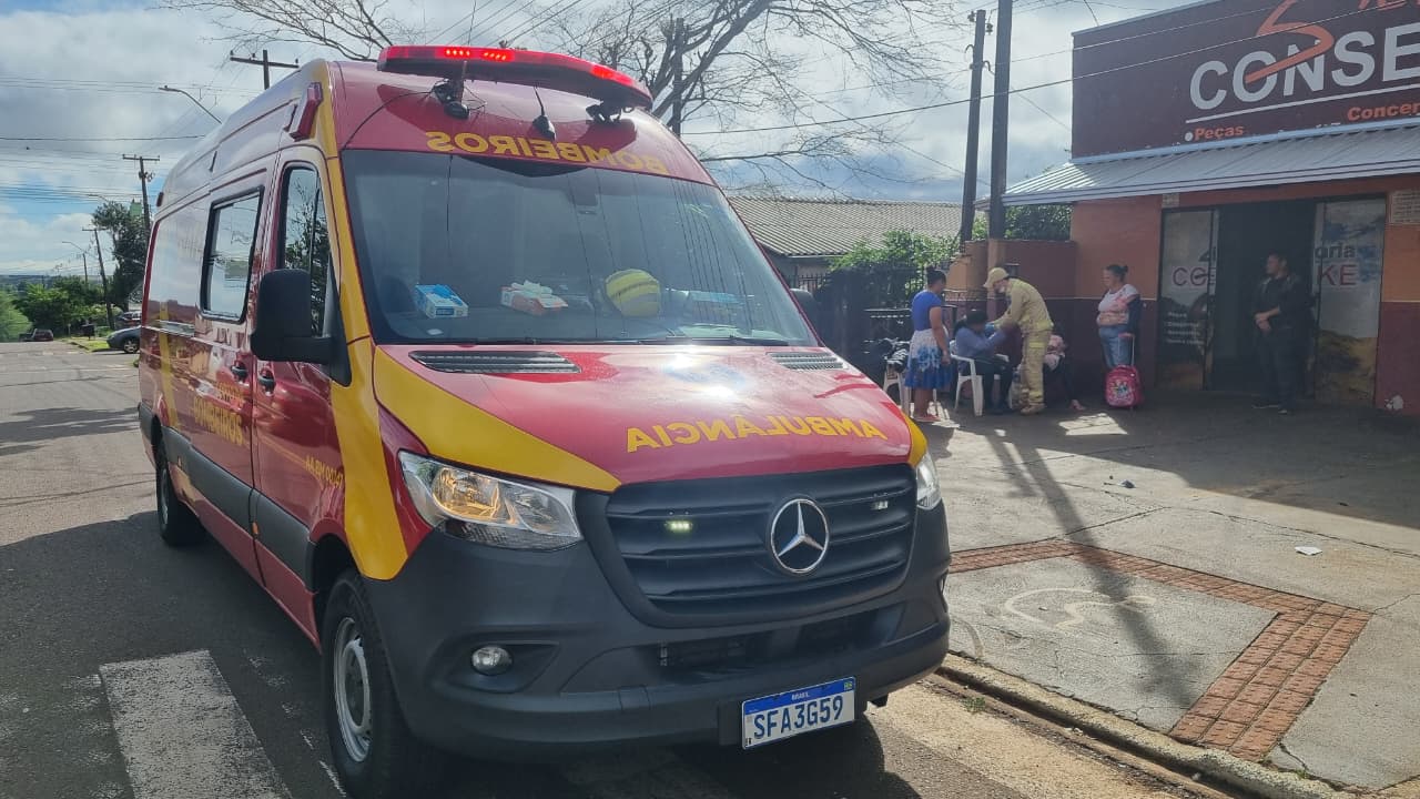 Três pessoas na mesma moto resulta em acidente no bairro Tarumã, em Cascavel